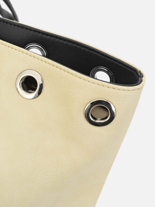 10 Rivet buckle tote